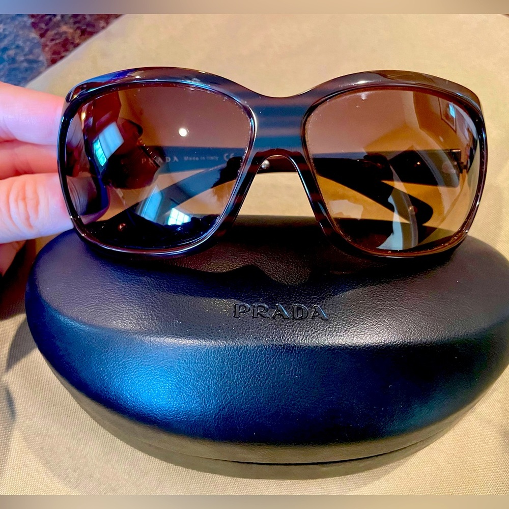 Prada women’s sunglasses - excellent condition!